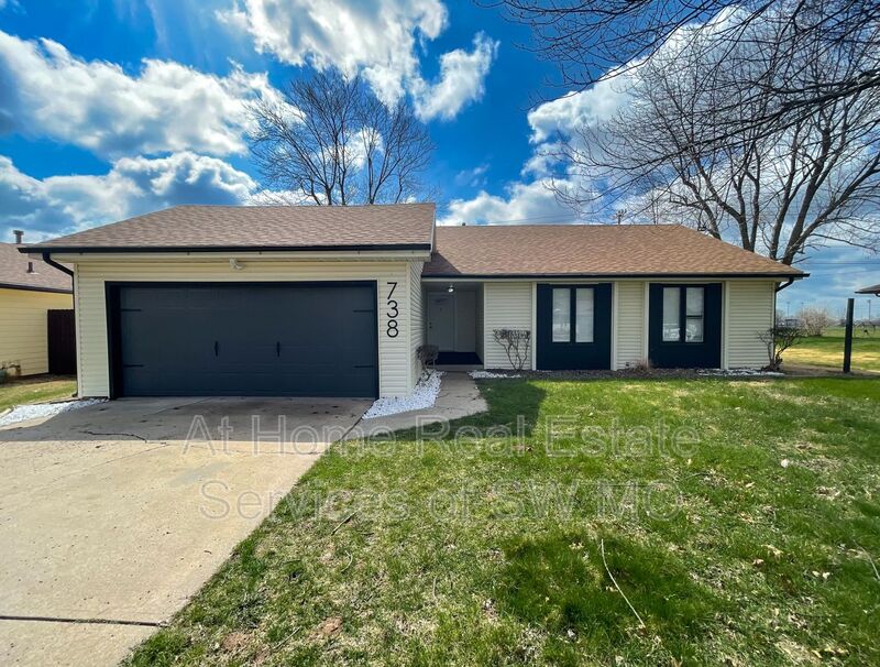 Springfield House: 738 E Powell St