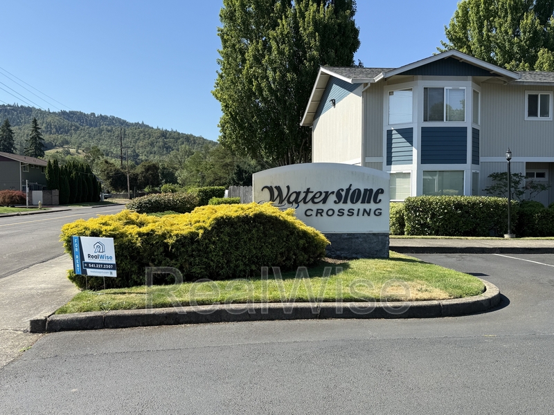 Roseburg Condo: 172 NE Rifle Range St