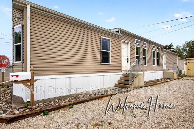Pleasantville House: 15 W Redwood Ave