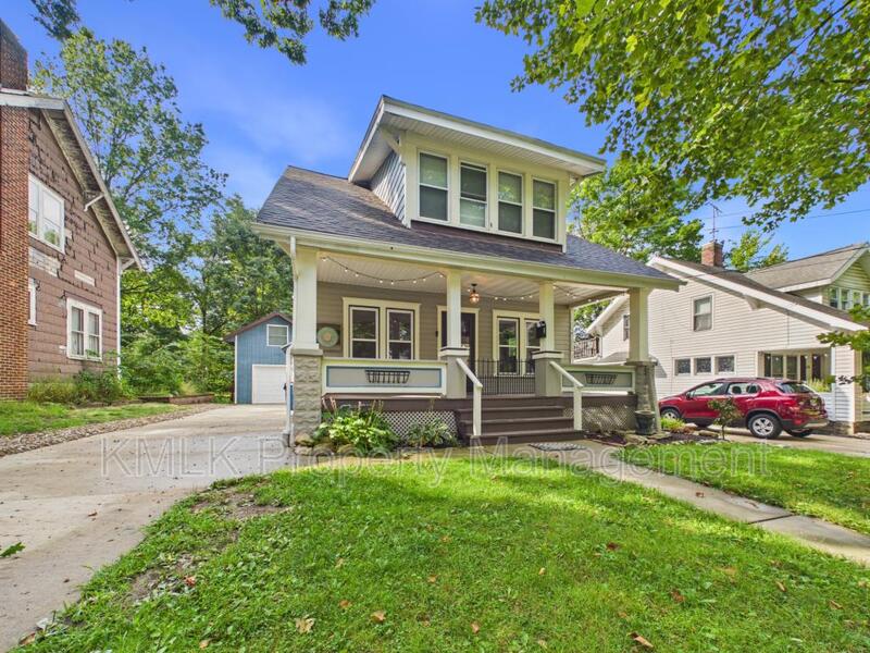 Kent House: 120 E Hall St