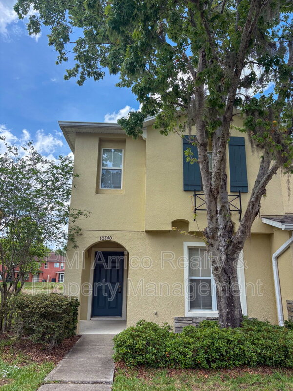 Riverview House: 10840 Johanna Ave