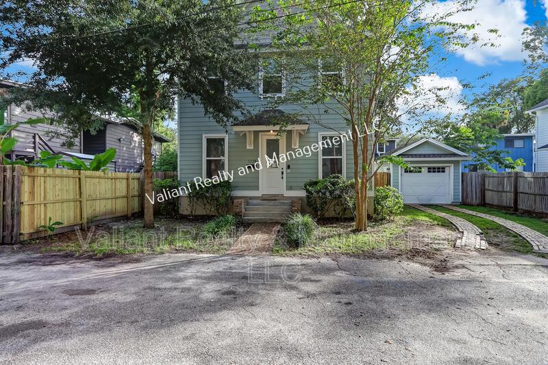 Jacksonville House: 1228 Willow Court