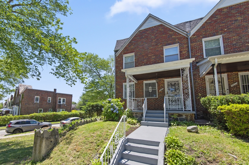 Baltimore Townhome: 2600 N Longwood St, Baltimore, MD 21216 - 1
