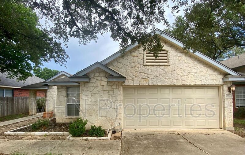 3 bed/2 bath GORGEOUS home located in Shavano Park off IH-10, conveniently close to schools! - Slider navigation 1