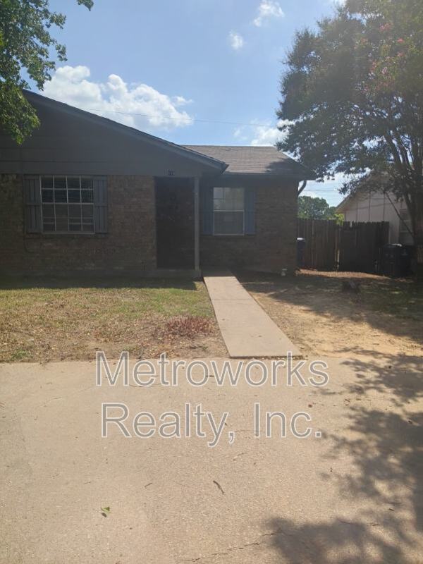 Kennedale Condo: 116 Pine Meadow Dr. - B