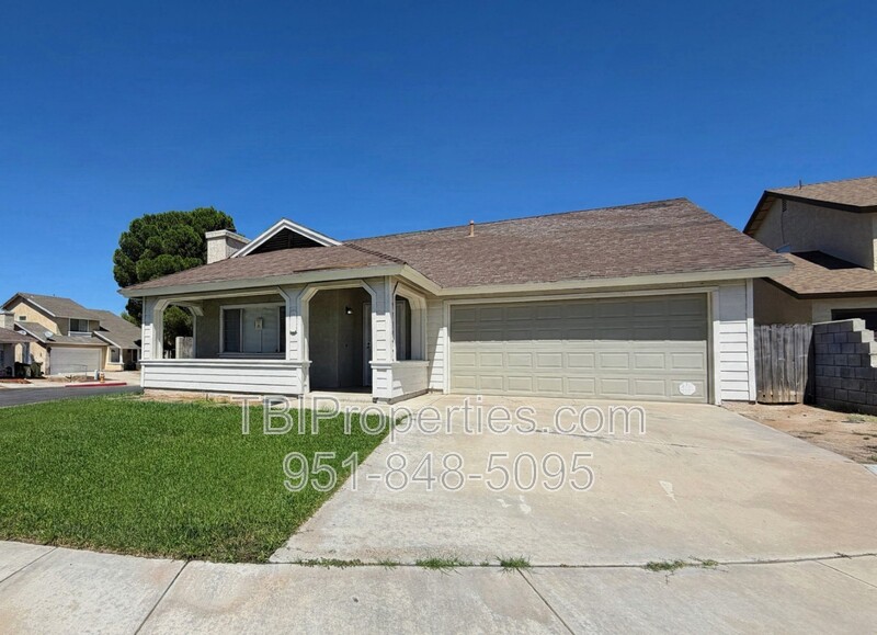 Victorville House: 13654 Opal Cir