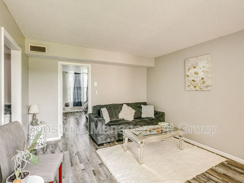 Oklahoma City House: 1402 SW 59th St - Hillcrest Apartments Apt 3201