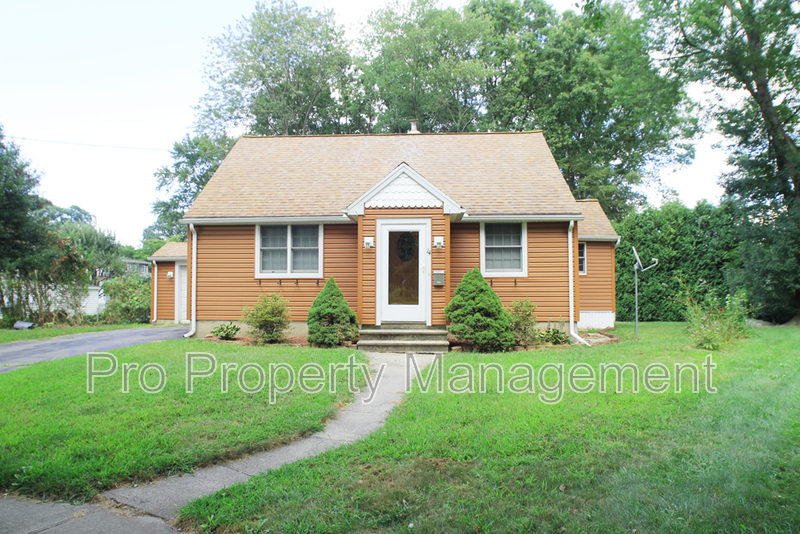 Naugatuck House: 14 Lynn Circle