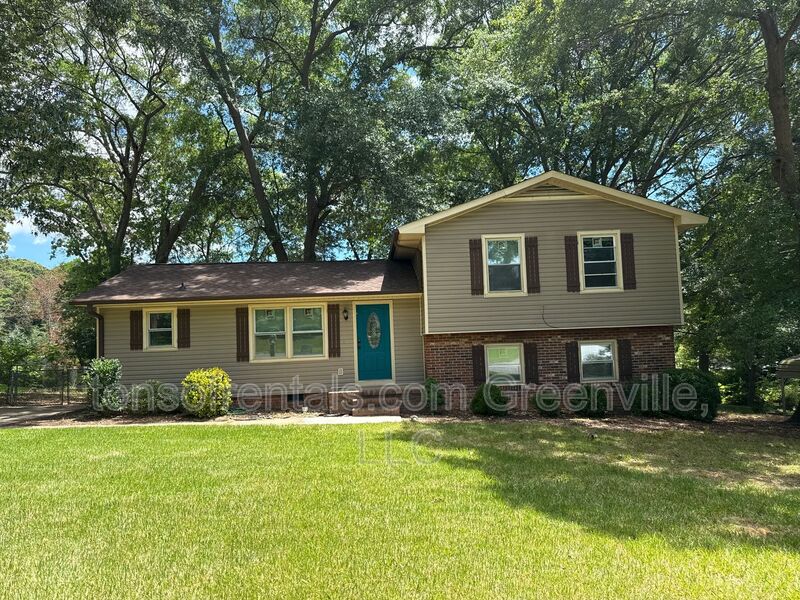 Simpsonville House: 105 Chuckwood Drive