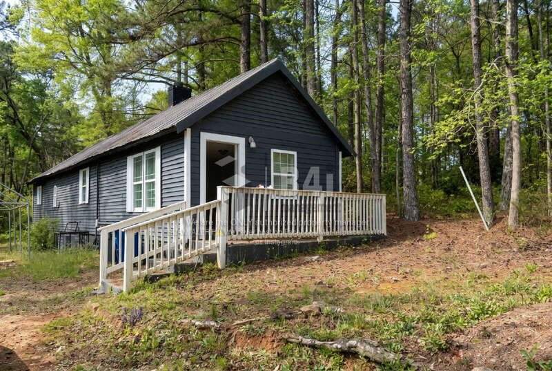 Griffin House: 1344 D F Fuller Drive