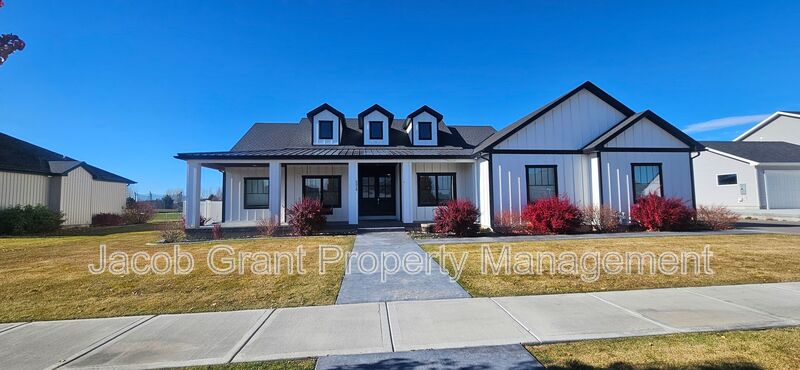 Idaho Falls House: 5319 Eaglewood Dr