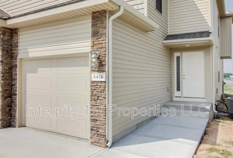 Kansas City Townhome: 10501 Clubhouse Dr