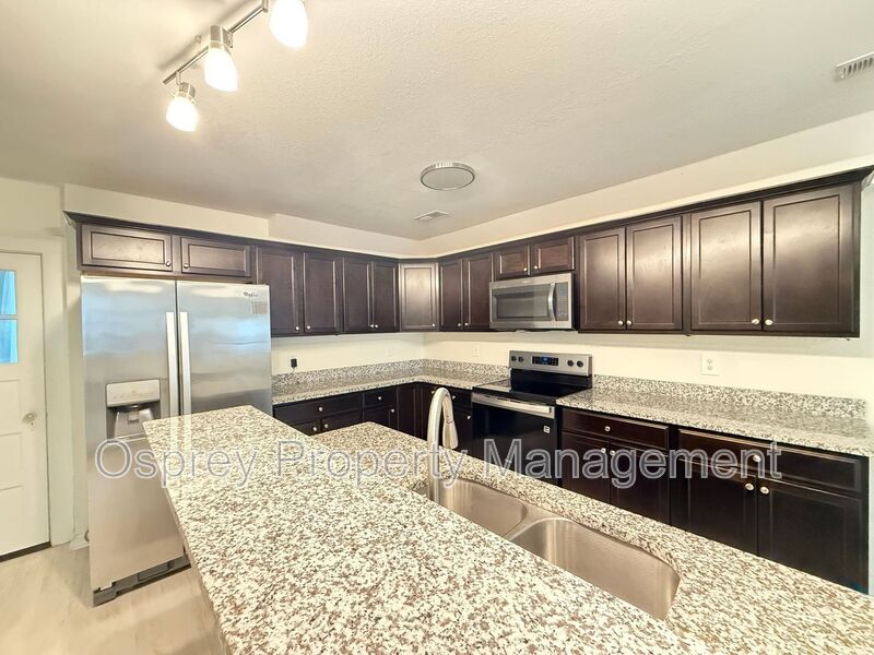 3BR Home with Elizabeth River Views & Spacious Parking - Photo 3