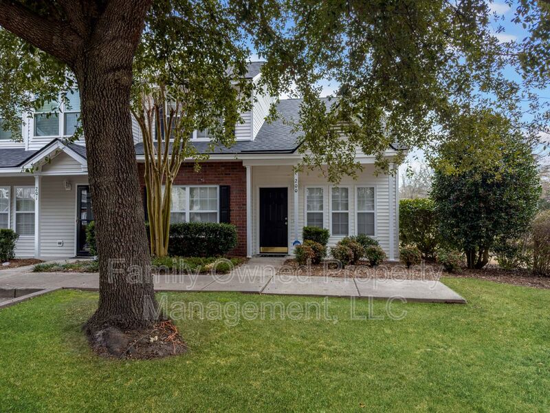 Summerville House: 200 Pond Pine Trail