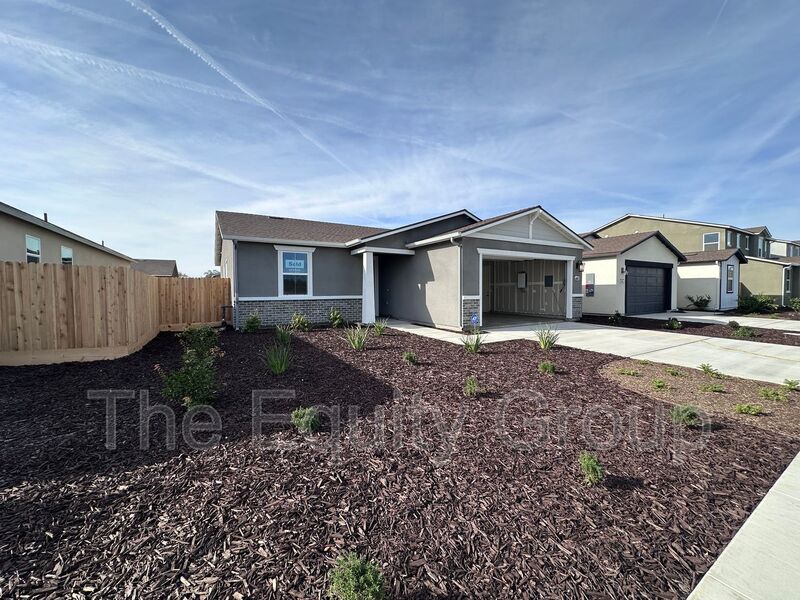 Visalia House: 2405 North Fontana St