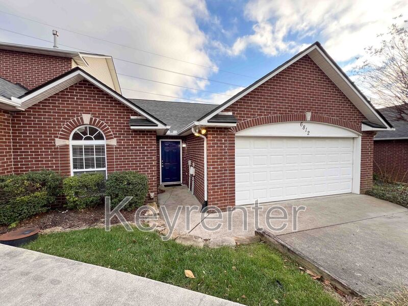 Knoxville House: 6812 Pemmbrooke Shire Ln.