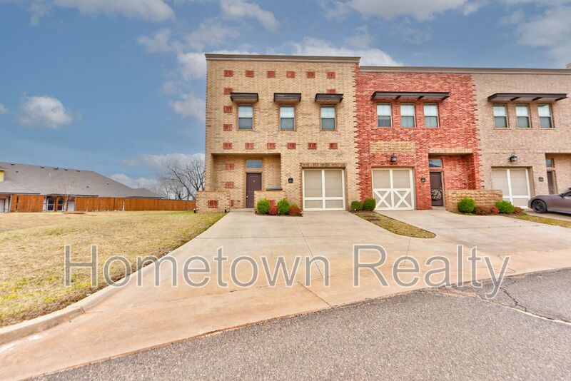 Edmond Townhome: 463 S Fretz Avenue