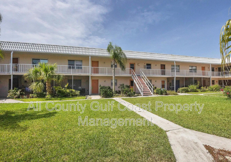 Venice House: 400 Base Ave E