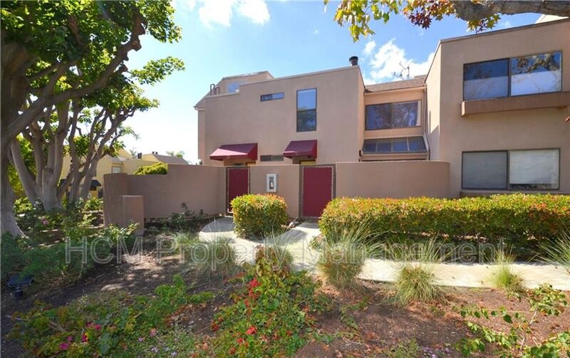 Lake Forest House: 25761 Le Parc