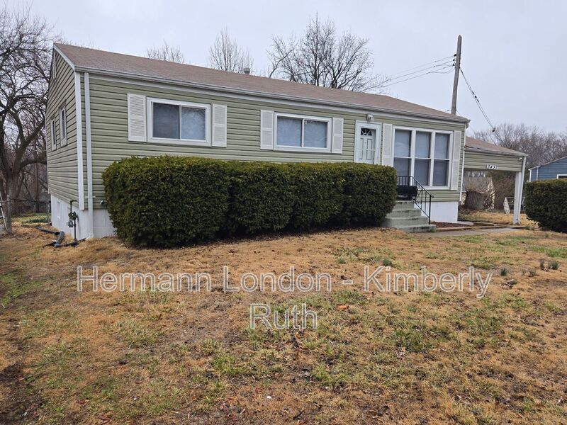 Saint Louis House: 3437 Elmhurst Dr