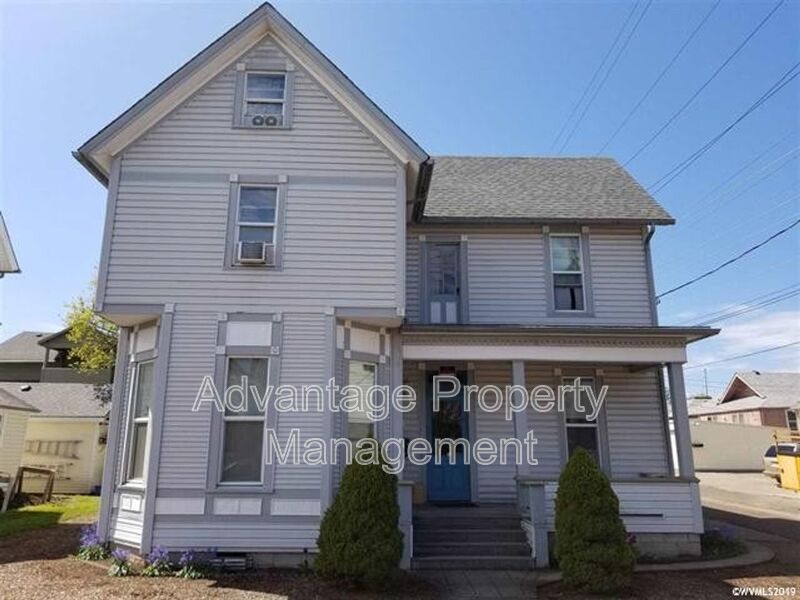 Albany House: 324 Calapooia St SW