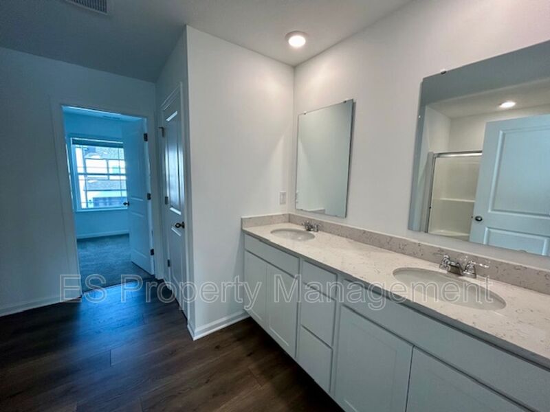 Beautiful, 2 Story Newly Built - 3 Bedroom, 2.5 Bath!  - Photo 16