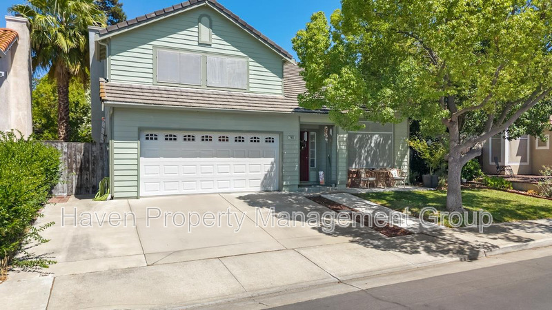 Tracy House: 2866 Valcourt Way