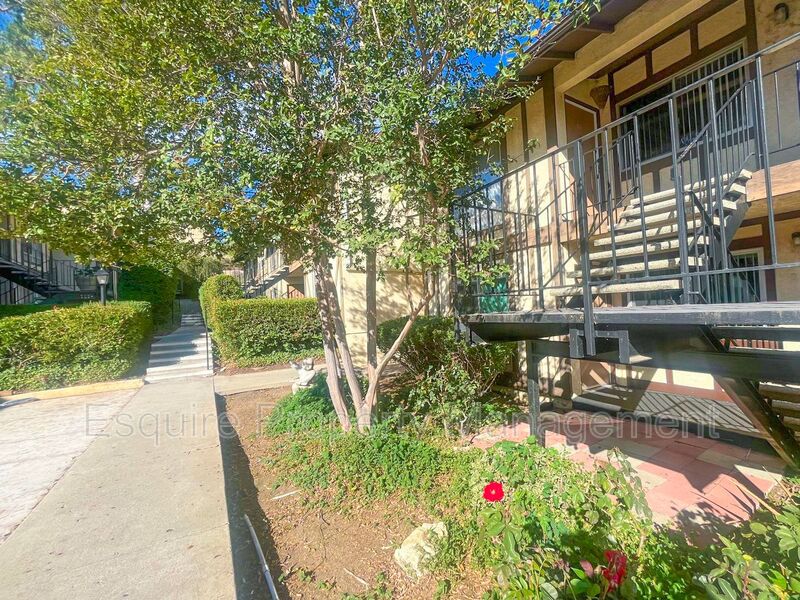 THOUSAND OAKS Condo: 951 WARWICK AVENUE