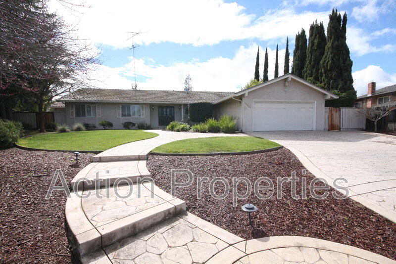 Saratoga House: 12261 Viewoak Drive