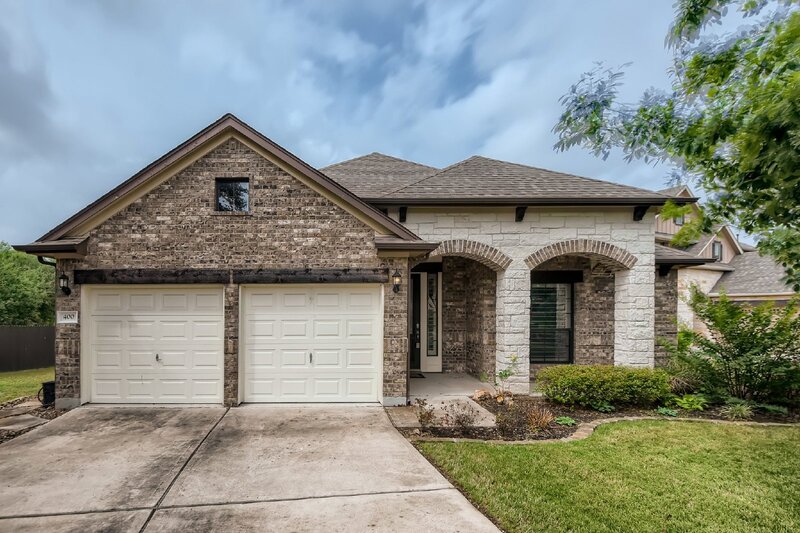 Round Rock House: 400 Entrada Way
