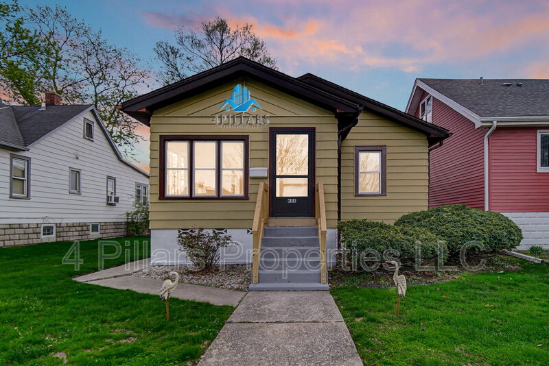 Whiting House: 648 Stewart Court