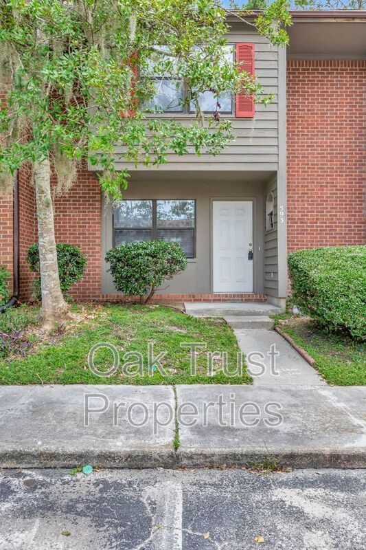 Summerville Townhome: 593 Travelers Blvd