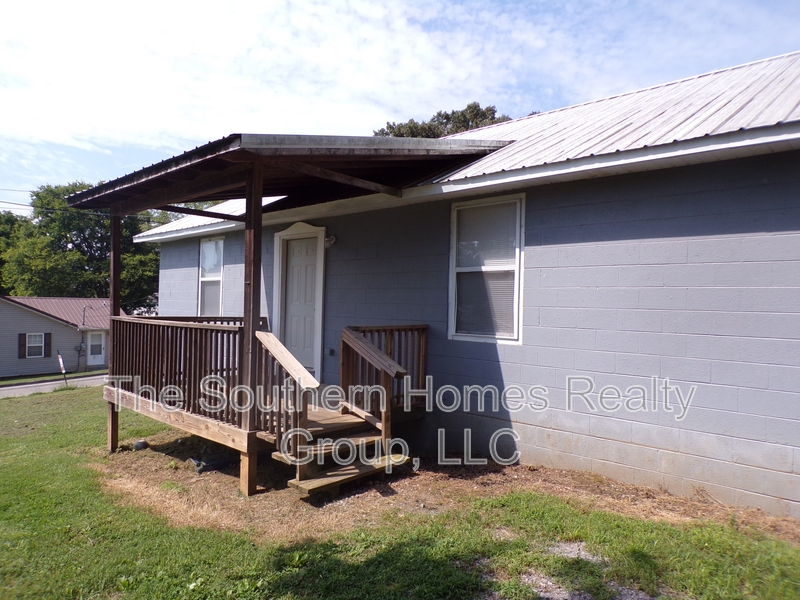 Sweetwater House: 403 Lenoir Street