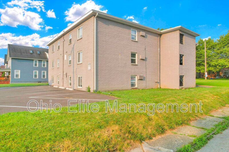 Columbus House: 1581 E Mound St