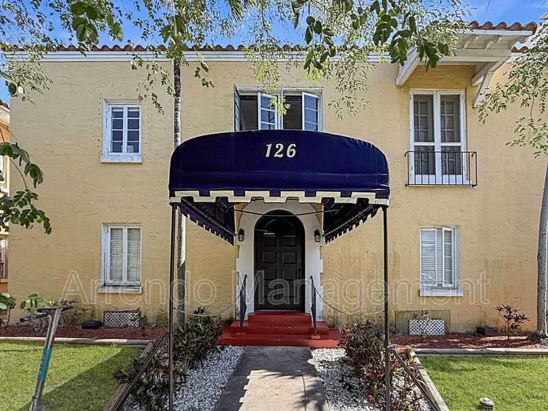Coral Gables House: 126 Mendoza Ave