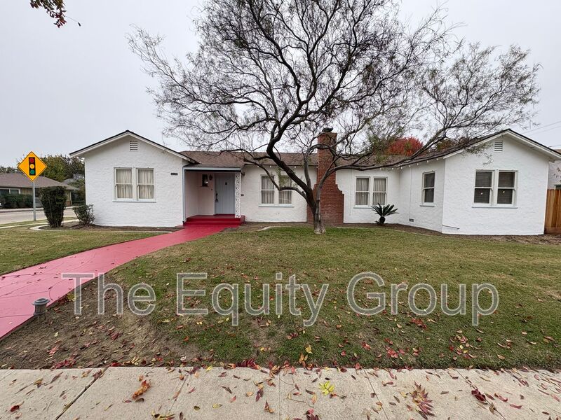 Kingsburg House: 1801 Riverside St