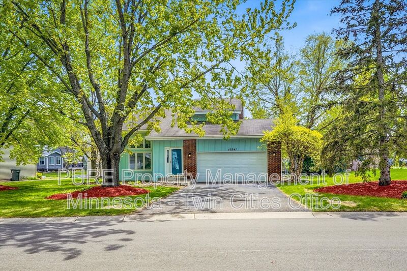Eden Prairie House: 10247 Nottingham Trl