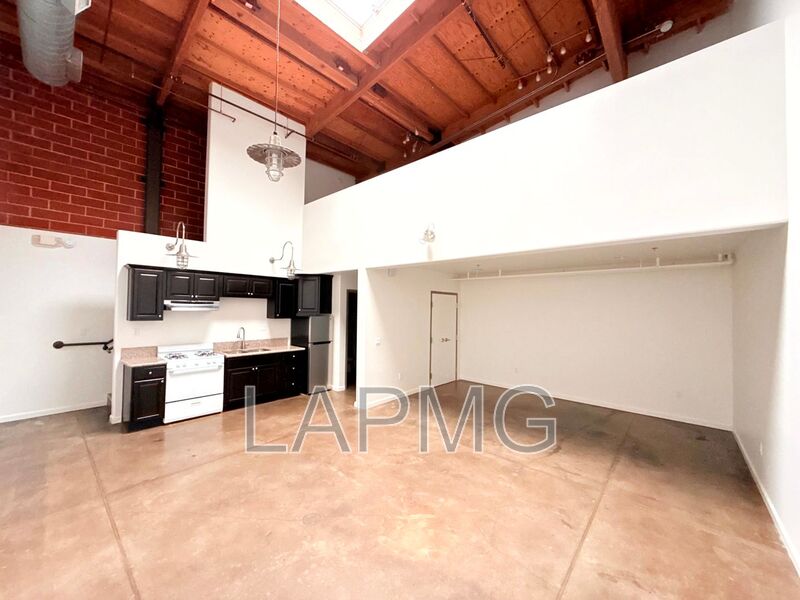 Los Angeles House: 1734 N. Main St.,/ 633 Gibbons Street - 633-160
