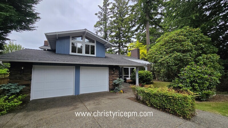 Bellevue House: 15406 SE 46th Way