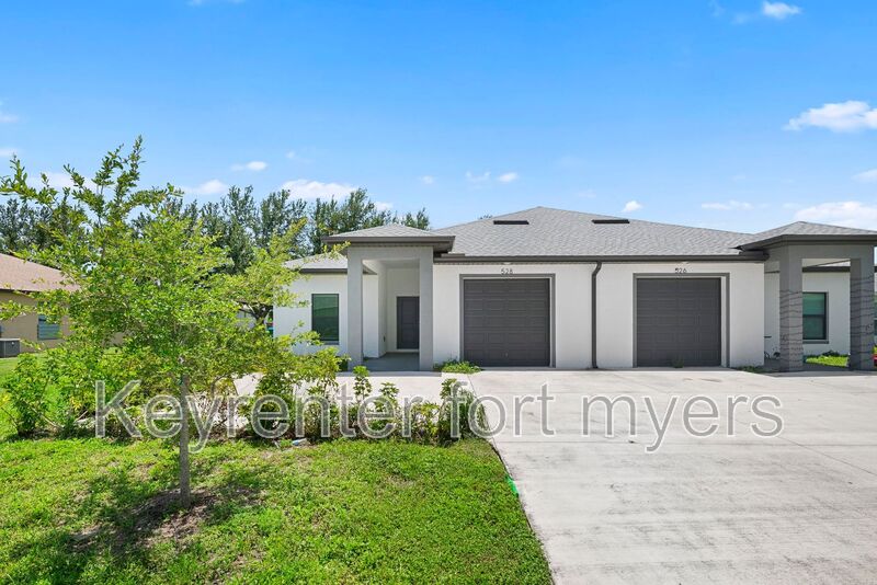 Cape Coral House: 528 SE 6th St