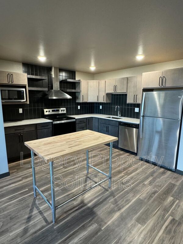 Bismarck House: 220 E Greenfield Ln