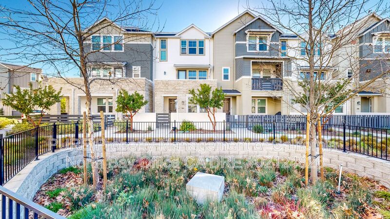 Santa Rosa Townhome: 221 Gambrel Circle