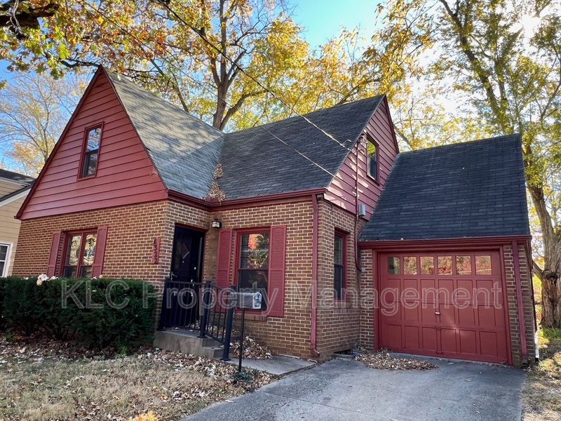 Des Moines House: 4322 Northwest Drive - 1