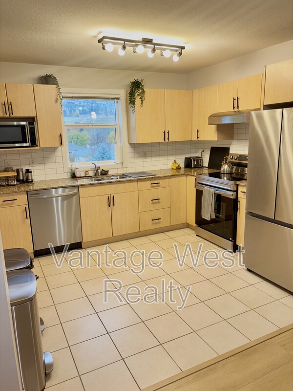 Kelowna Condo: 307-571 Yates Rd