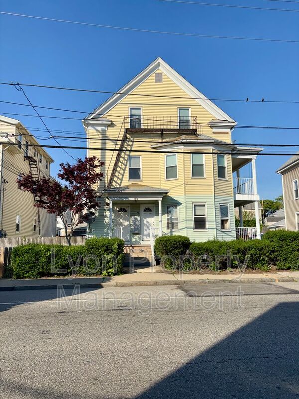Pawtucket Condo: 84 Prospect St