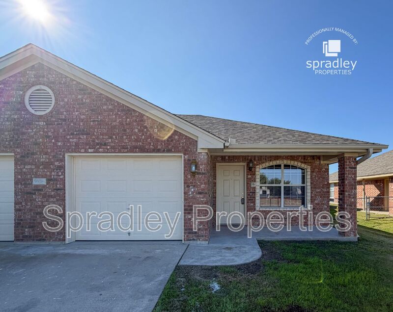 Killeen Townhome: 5608B Luxor Dr