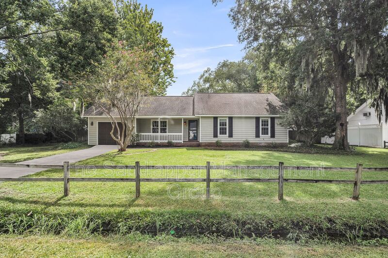 Charleston House: 18 Paddlecreek Avenue