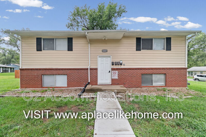 Grandview Condo: 15204 Bellaire Ave, Apt A