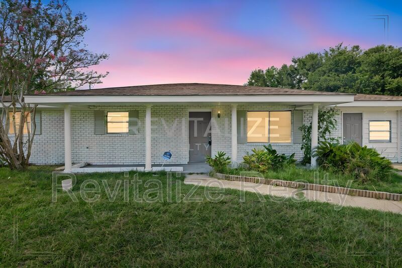 Gulfport House: 2531 W David Drive