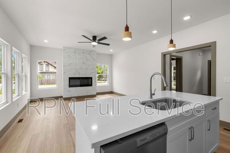 Nashville House: 2400A Buchanan Street
